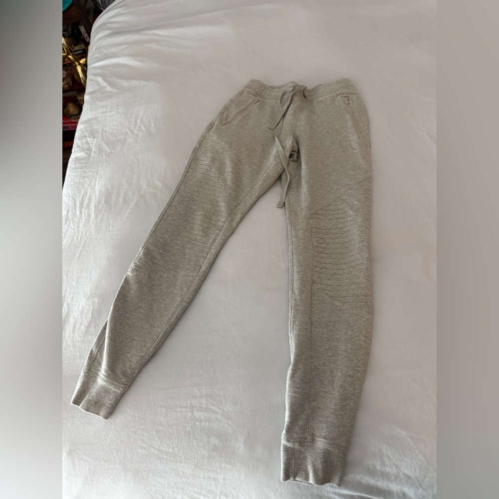 Alo Yoga Urban Moto Sweatpant in Dove Grey Heather - Picture 2 of 9